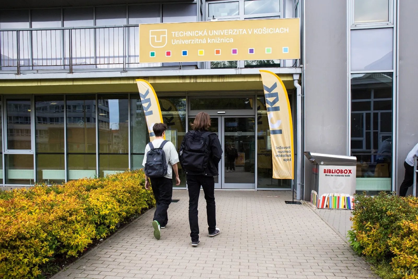 Študenti prichádzajú do univerzitnej knižnice
