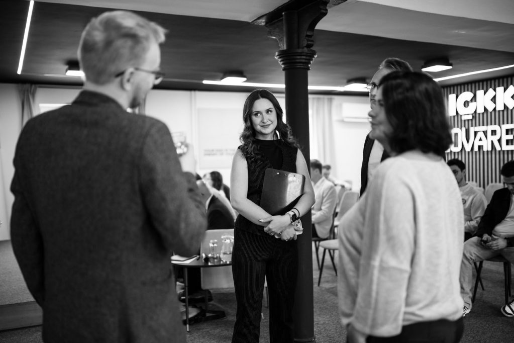 Neformálne rozhovory hostí v Továrni na finále Startup Connect