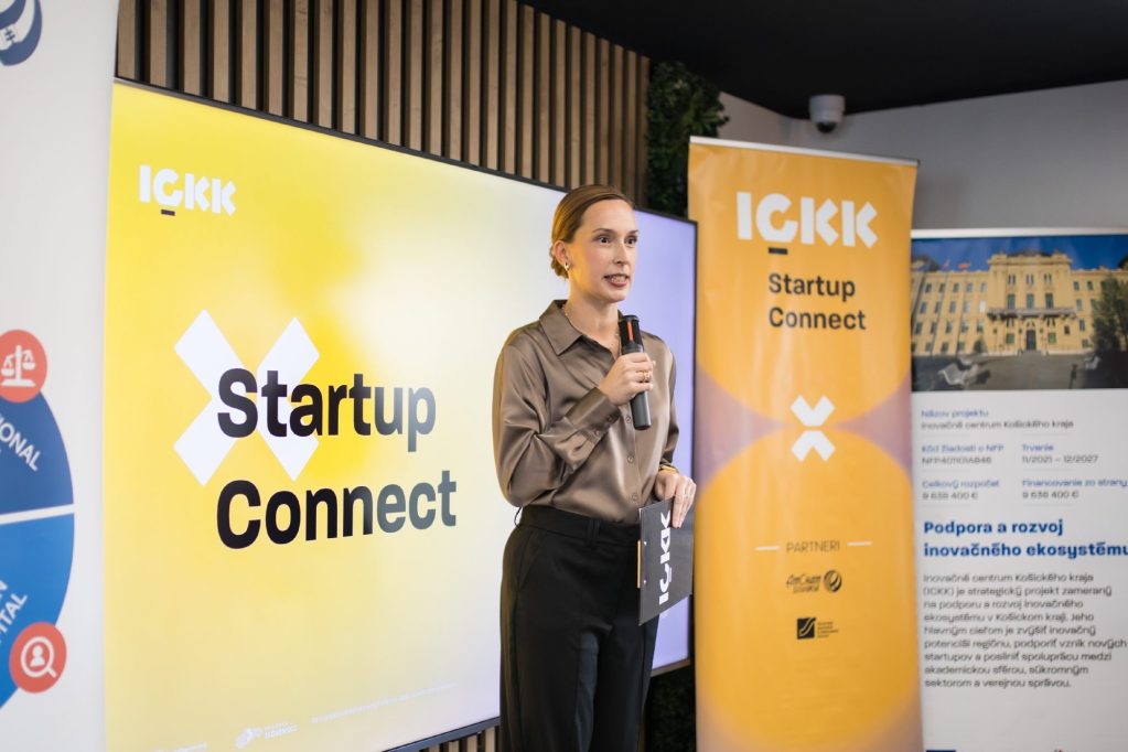 Moderátorka otvára finále Startup Connect