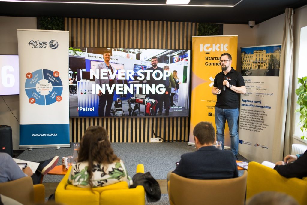 Pitch startupu pred porotou a publikom na finále Startup Connect