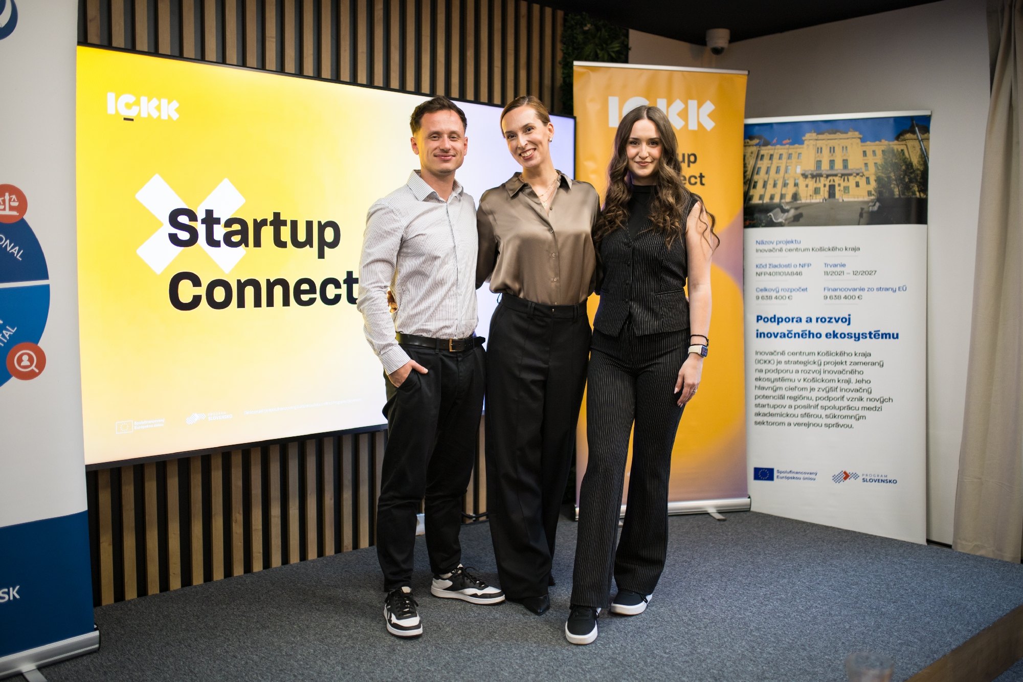 Organizátorky a moderátor na pódiu finále Startup Connect