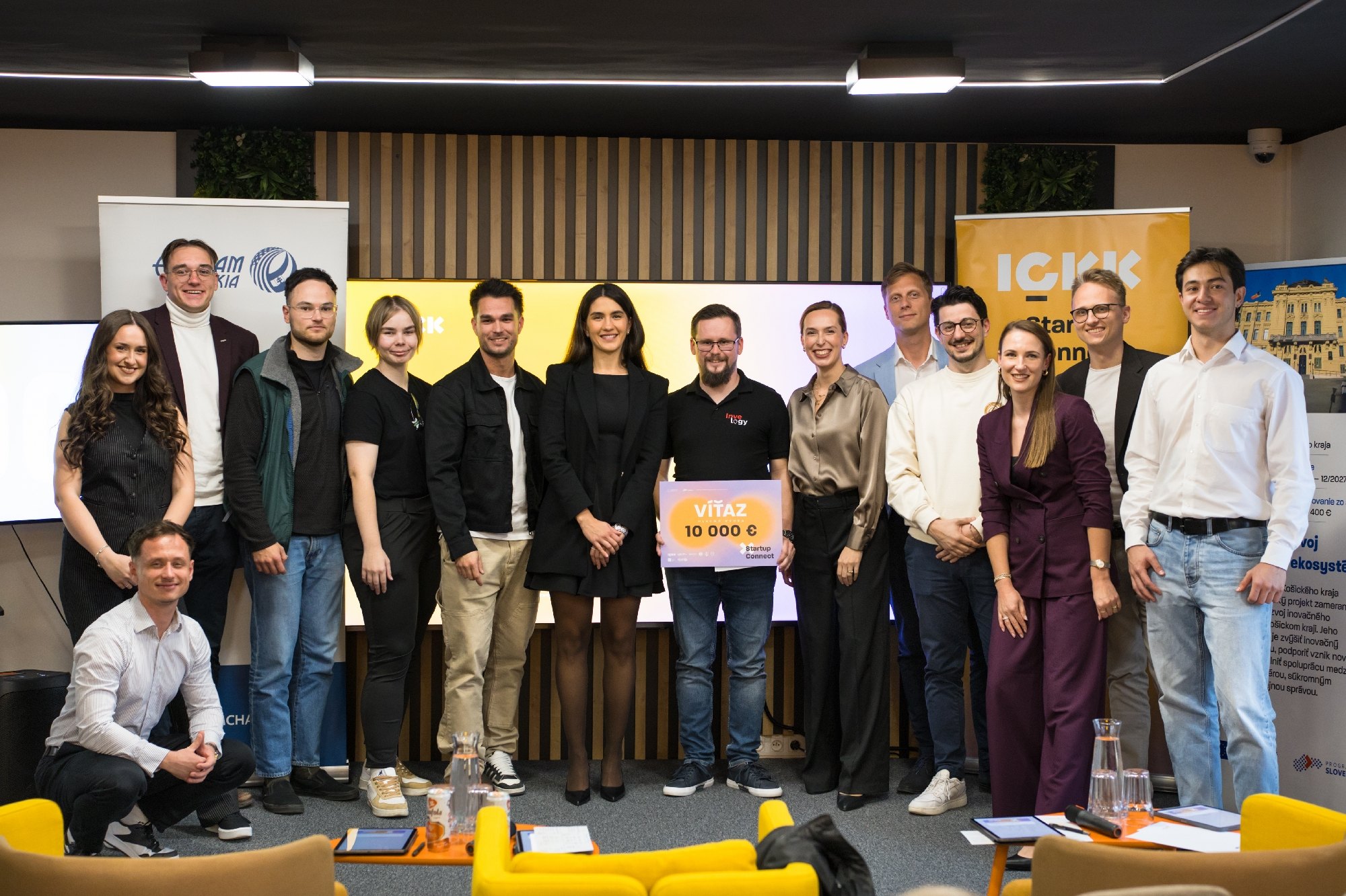 Spoločná fotka finalistov, poroty a organizátorov Startup Connect