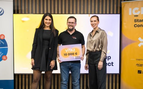 Zástupca víťazného startupu Invelogy so šekom na 10 000 €
