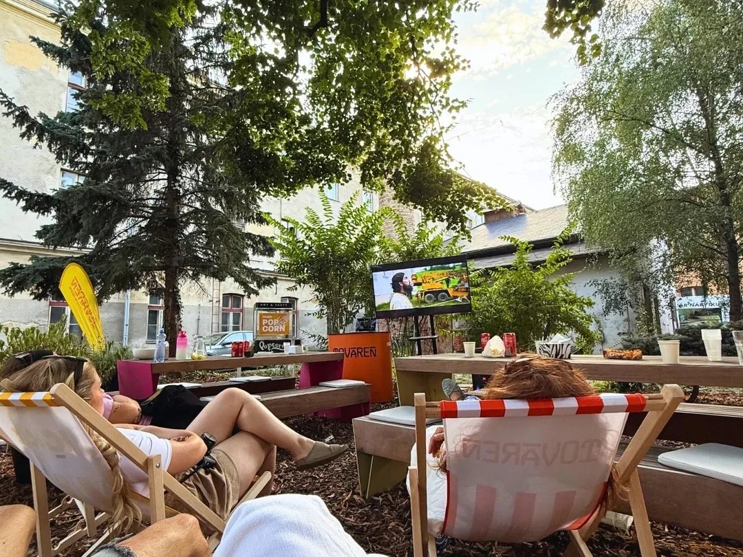 Letné kino v záhrade