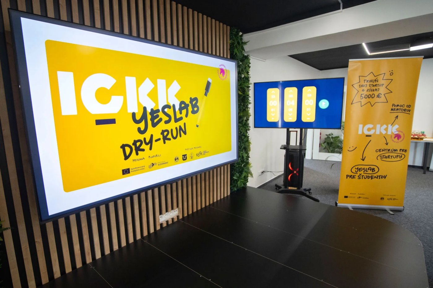 Pódium pred dry runom YESLabu